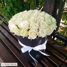 35 White roses in a hatbox
